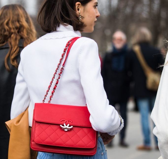 eine rote Tasche im Traum kaufen