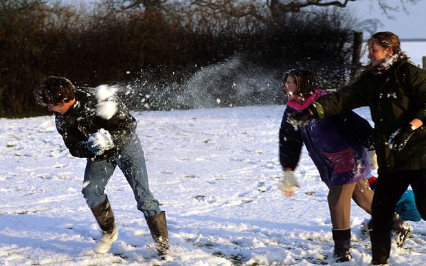 Schneebälle werfen in Gesellschaft