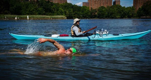 träumen Sie, im Fluss zu schwimmen