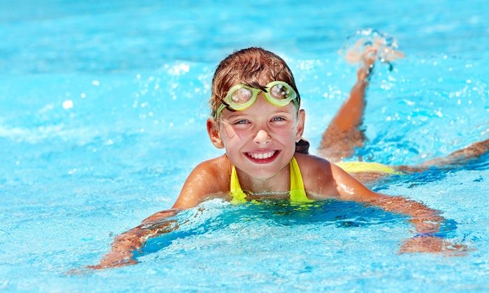 träumen, in einem Becken mit klarem Wasser zu schwimmen