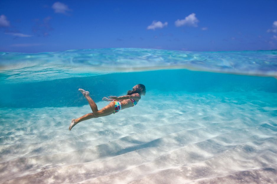 unter Wasser schwimmen