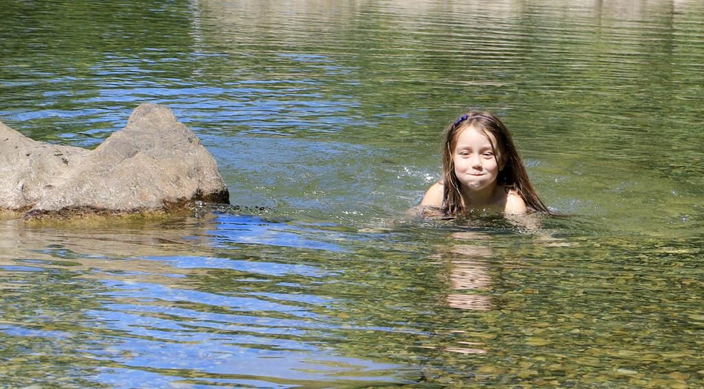 in einem Fluss schwimmen