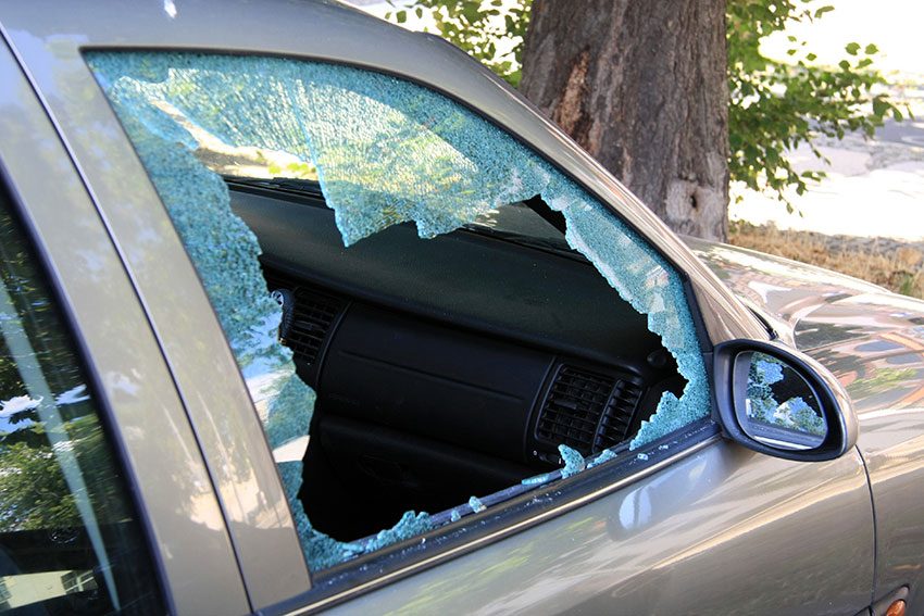 zerbrochenes Fenster in einem Auto