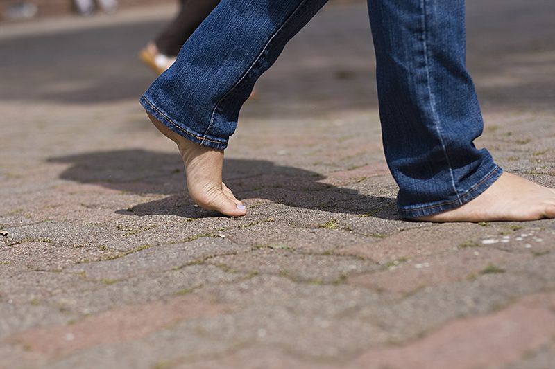 walk barefoot in the city