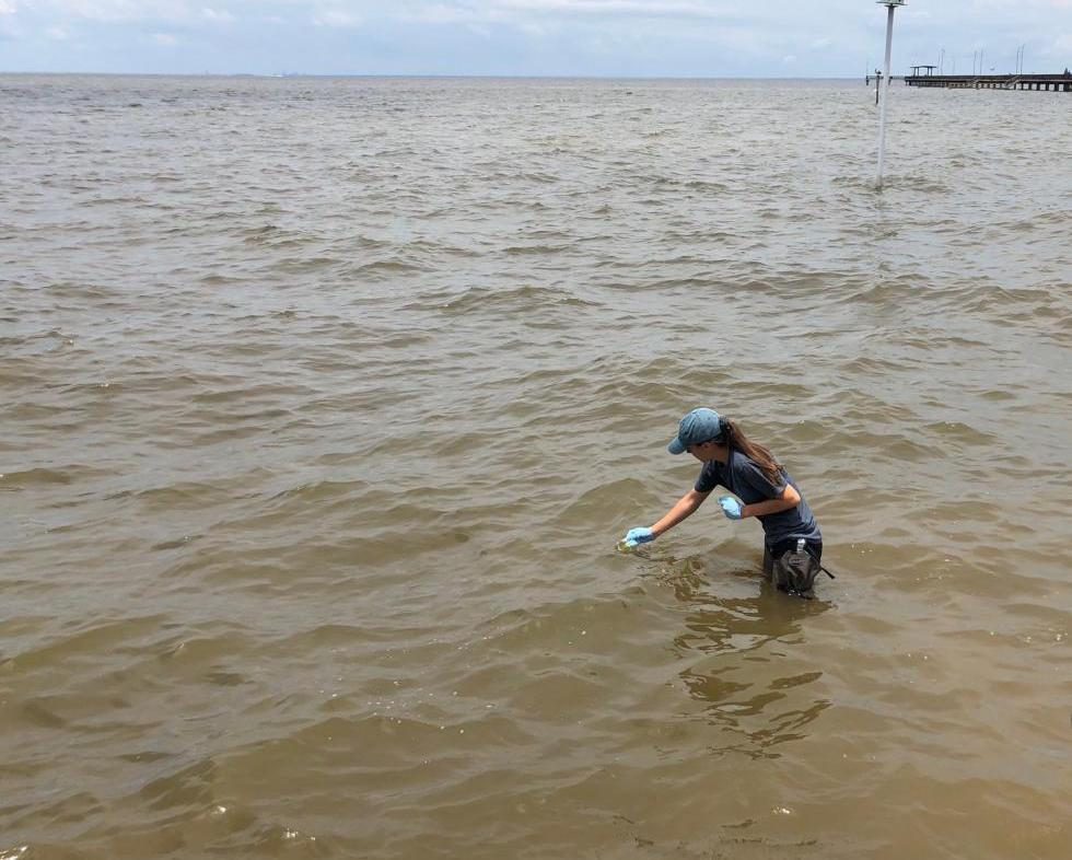 träumen Sie, in schmutzigem Wasser zu schwimmen