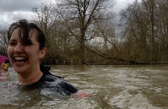 Traum vom Schwimmen in schmutzigem Wasser