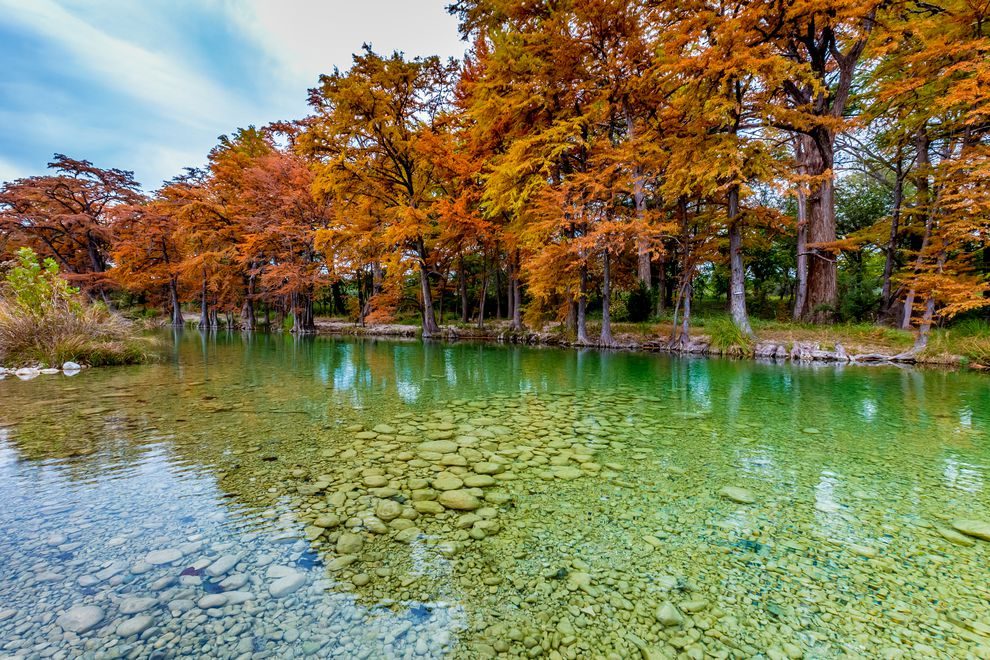 Klares Wasser in einem Gewässer