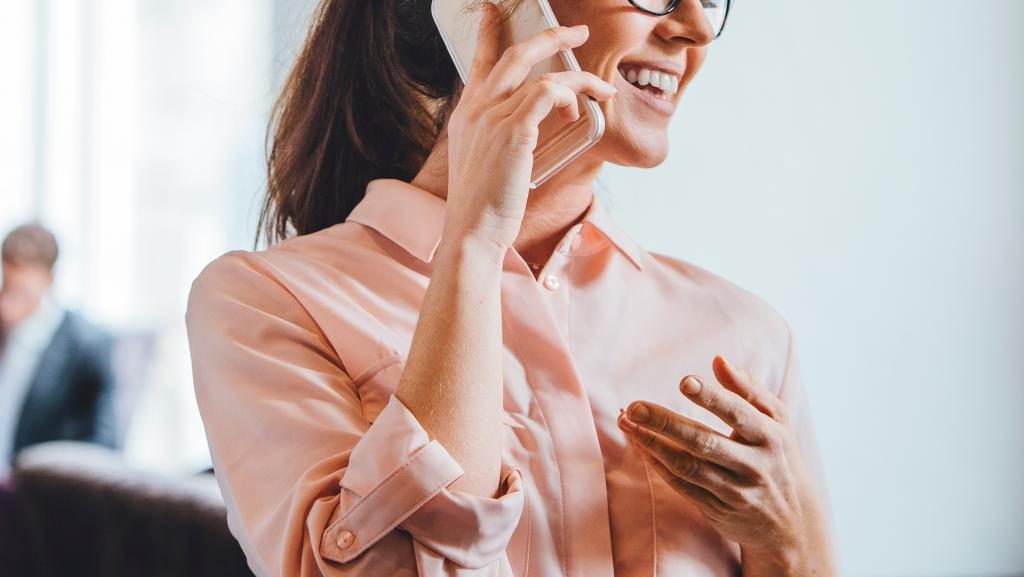 eine Frau auf dem Bild macht einen Telefonanruf