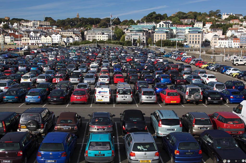 Ein großer Parkplatz mit Autos