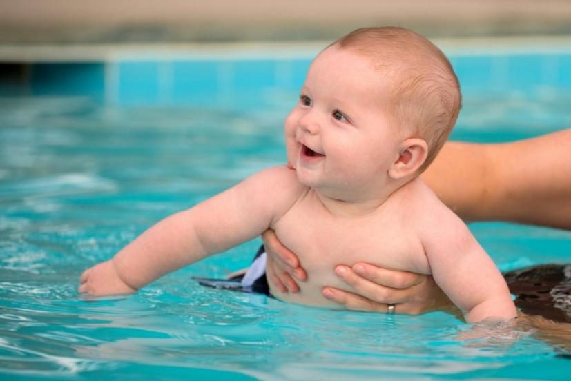 Ein schwimmendes Kind