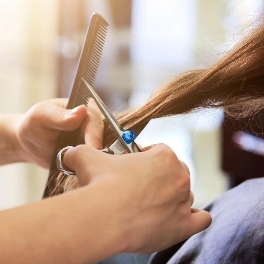 Jemandem die Haare schneiden