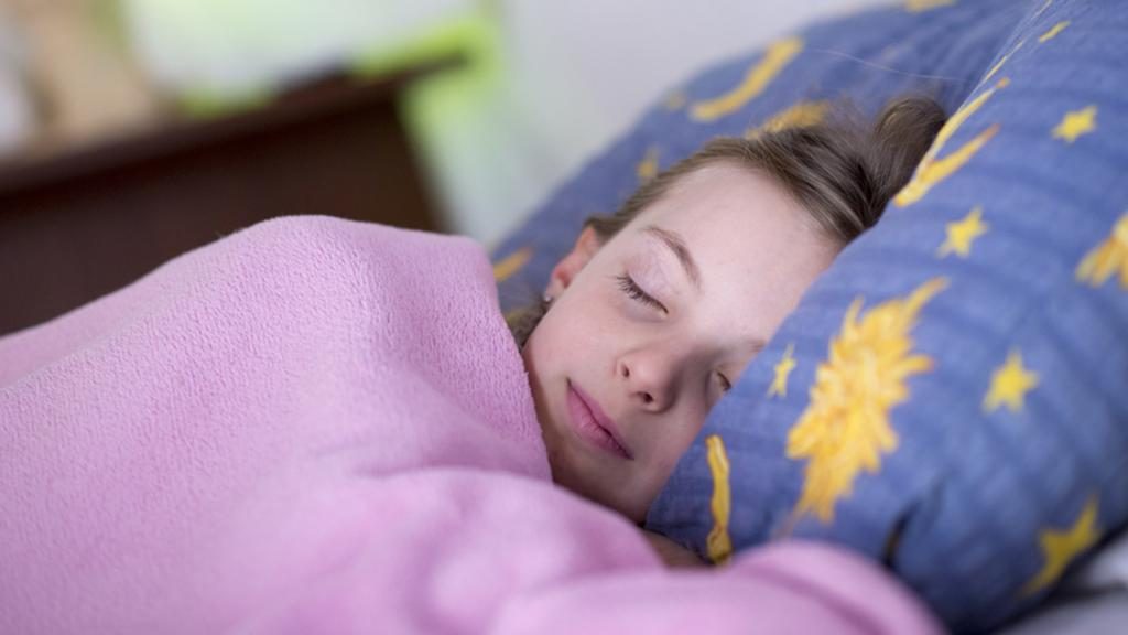 Teenager-Mädchen schläft tief und fest.