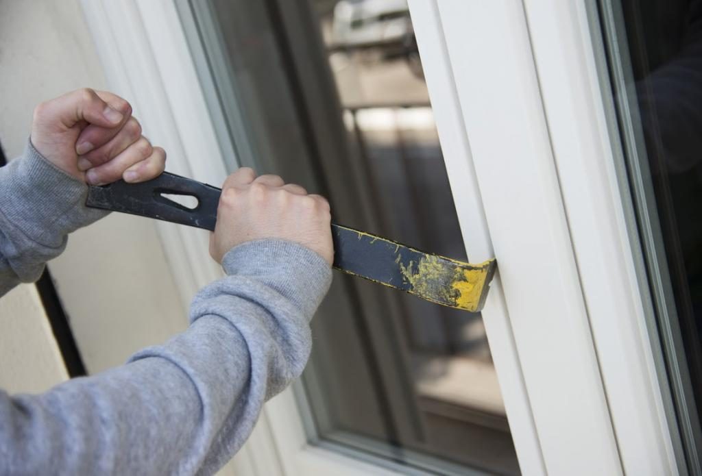 Ein Raub in einem Traum durch ein Fenster