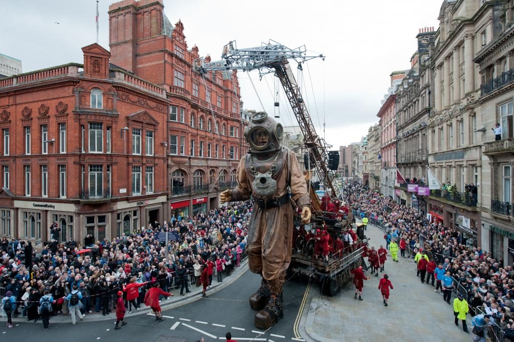 Eine riesige Figur bei einer Parade in Liverpool.