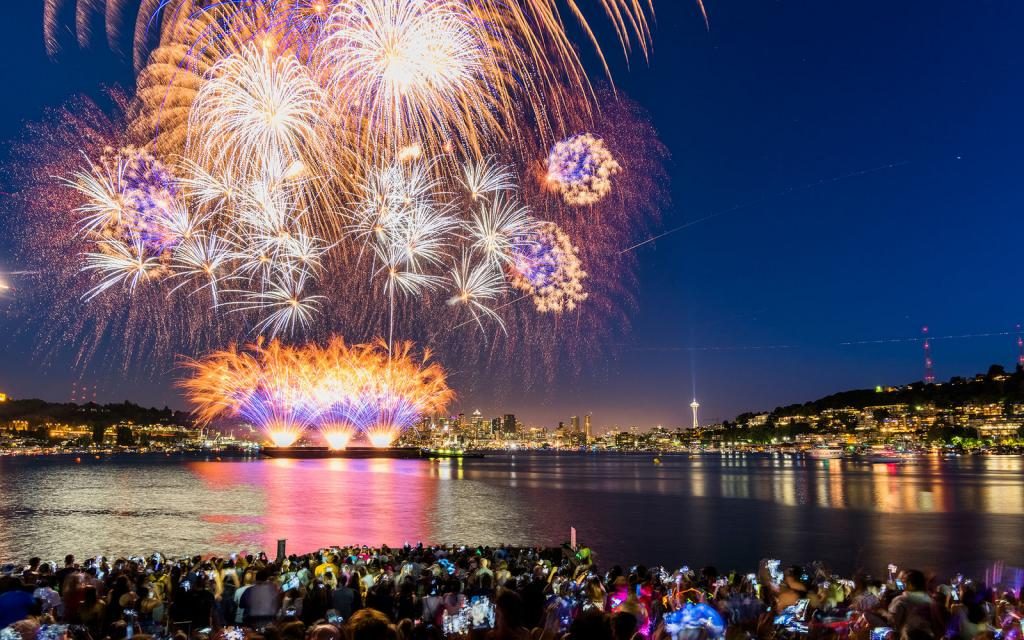 träume von feuerwerk am nachthimmel