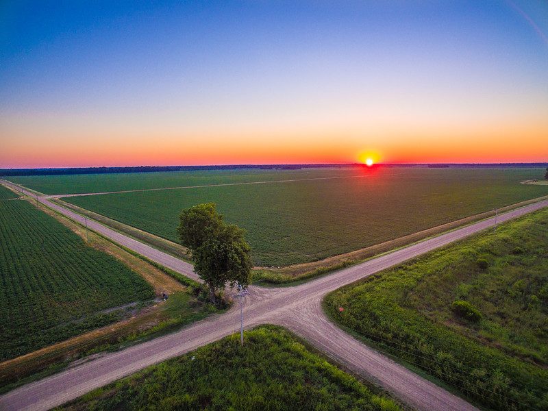 Eine Kreuzung bei Sonnenuntergang.