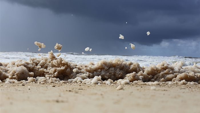 schmutziges Meer und Wellen