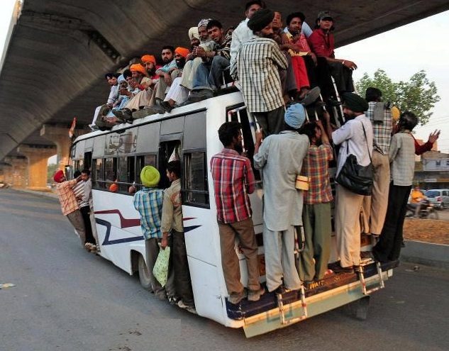 Bus voll mit Menschen