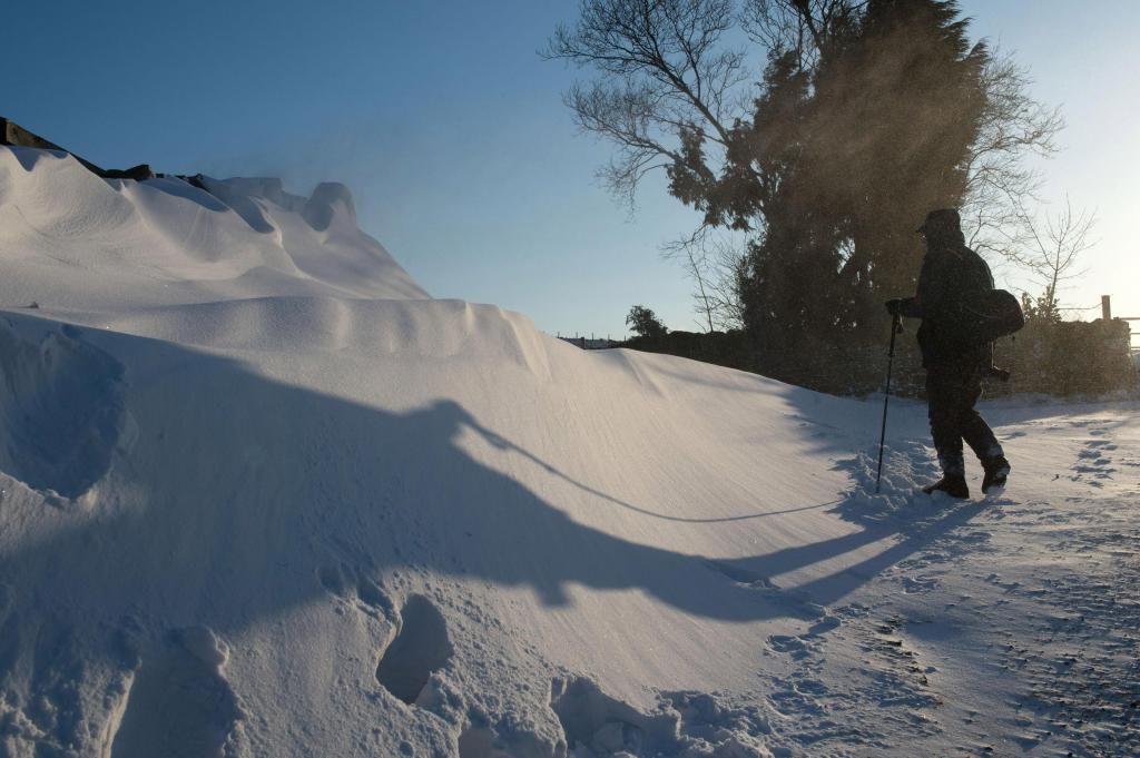 Ein Mann, der durch den Schnee geht