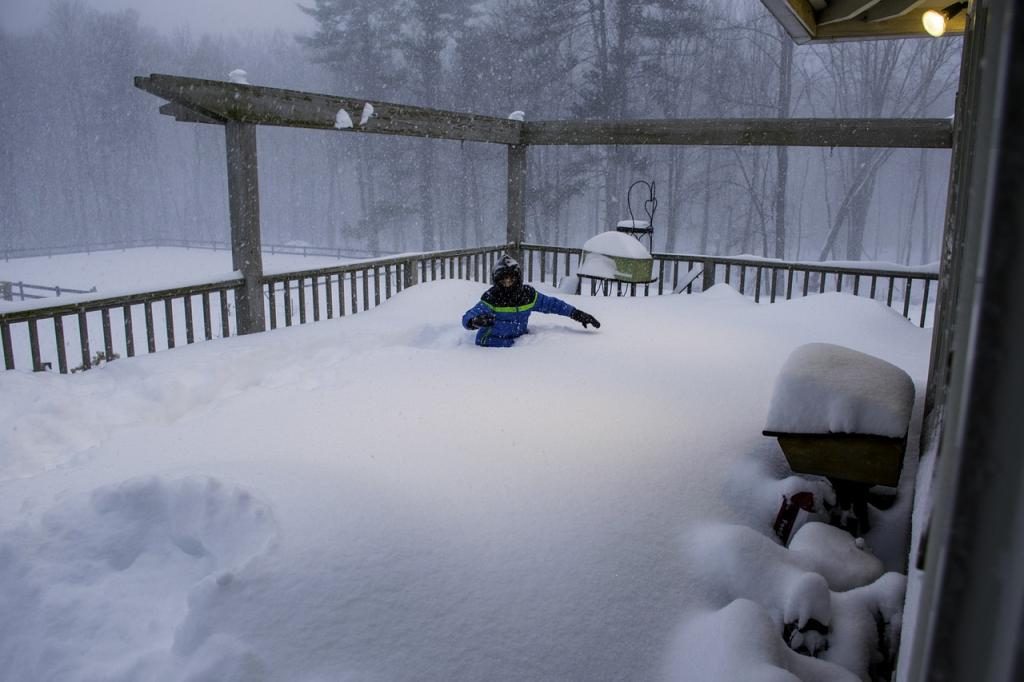 Ein Mann, der tief im Schnee versinkt