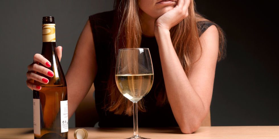 Frau mit einer Flasche Wein