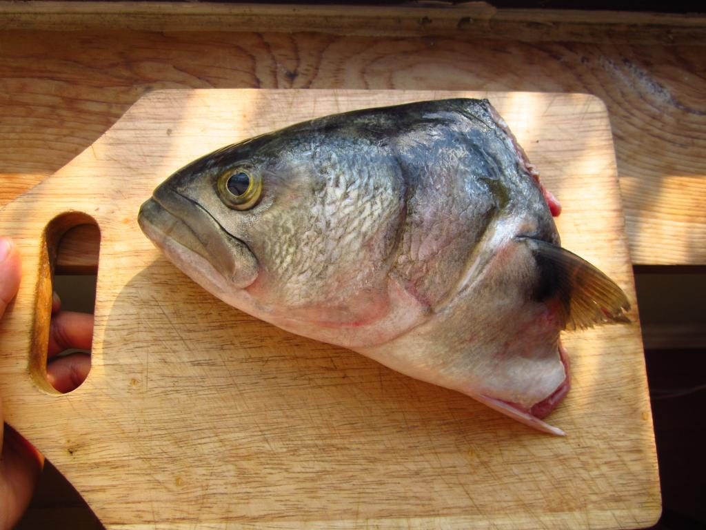 Fischkopf auf einem Schneidebrett