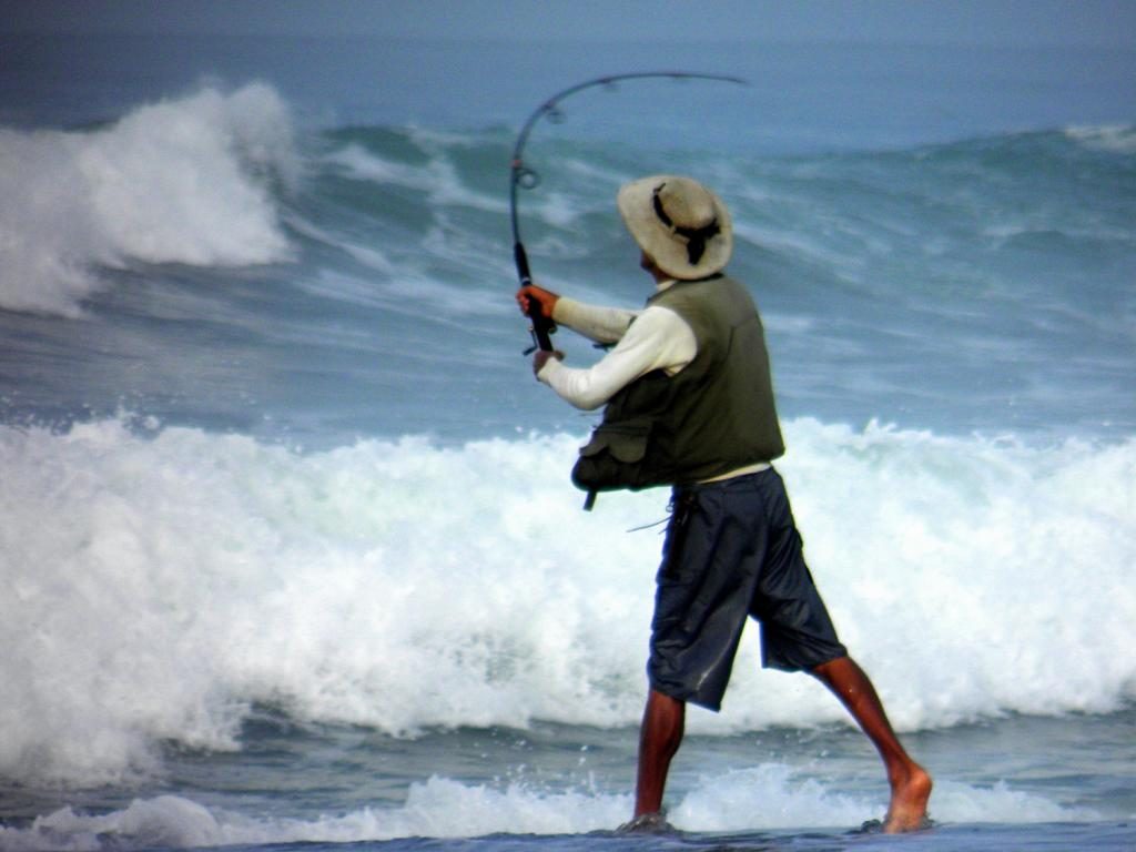 Mann fischt im Meer