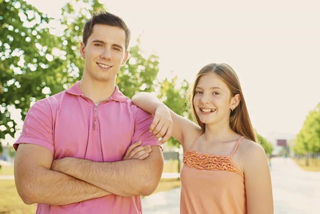 Ein Bruder mit seiner jüngeren Schwester.