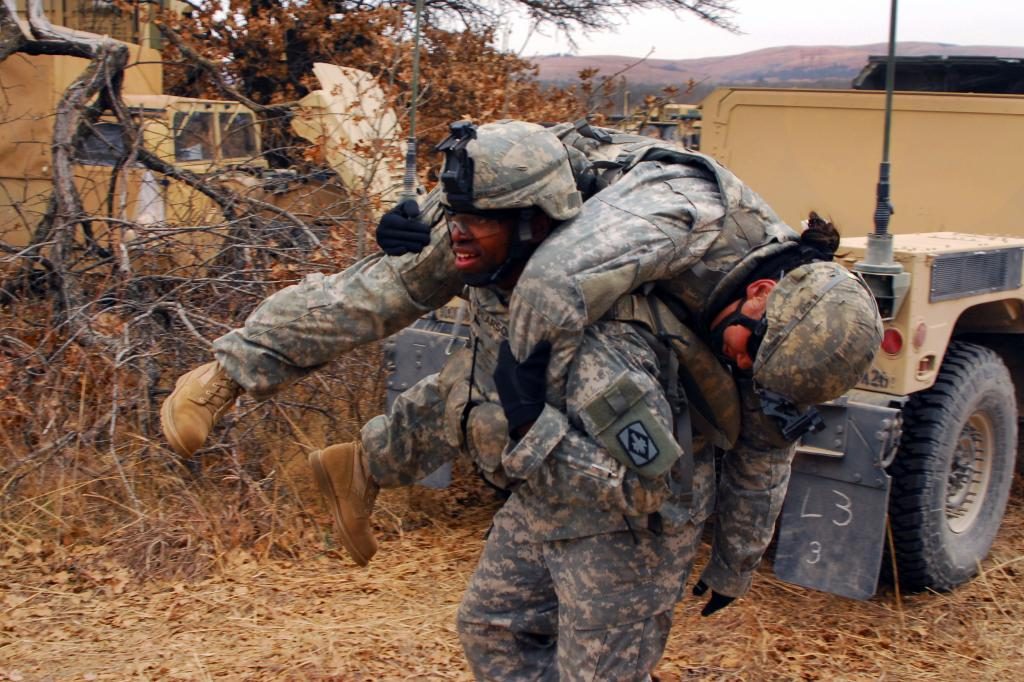 Ein amerikanischer Soldat schleppt einen Verwundeten.