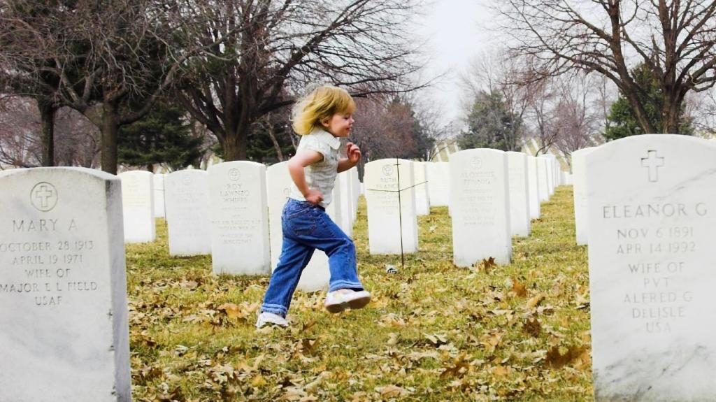 Ein Kind auf dem Friedhof.