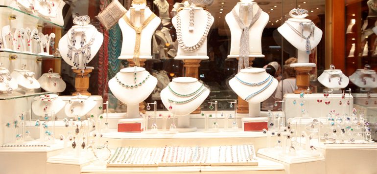 Modeschmuck in einem Schaufenster