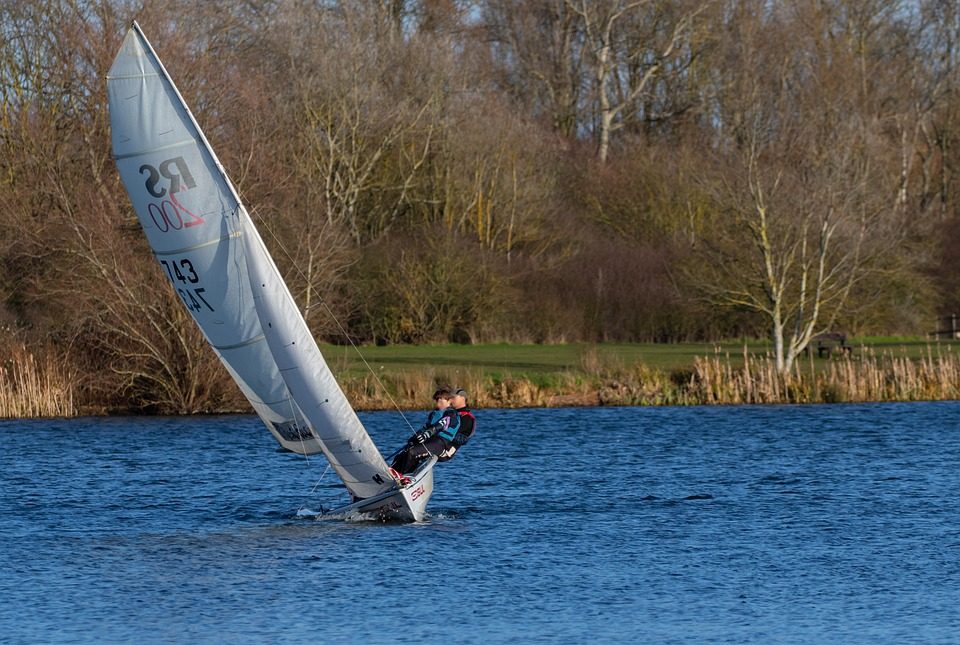 Traum, auf dem Fluss zu schwimmen